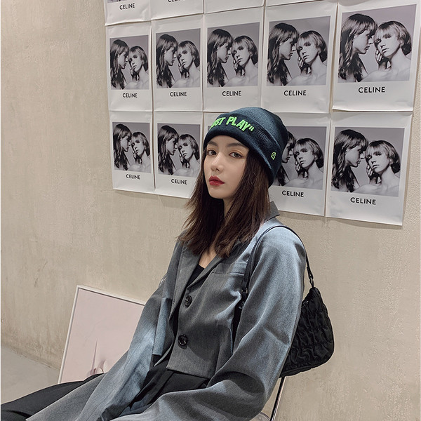 Svakodnevna ženska kapa sa vezenim natpisom