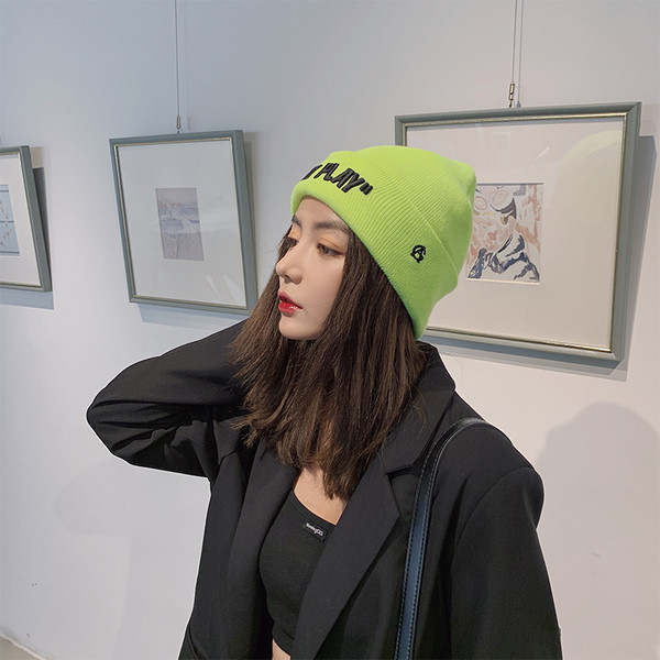 Svakodnevna ženska kapa sa vezenim natpisom