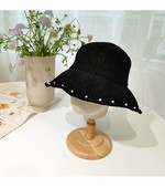 Modern női sapka csipkével és gyöngyökkel