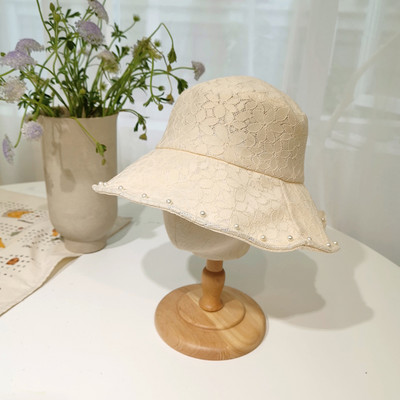 Modern női sapka csipkével és gyöngyökkel