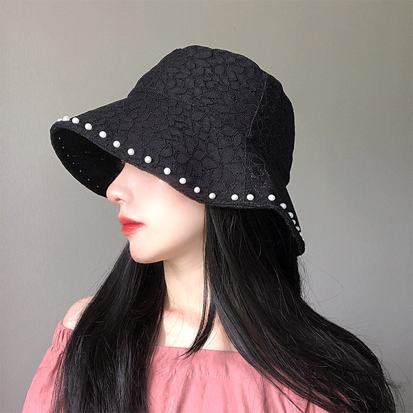 Modern női sapka csipkével és gyöngyökkel