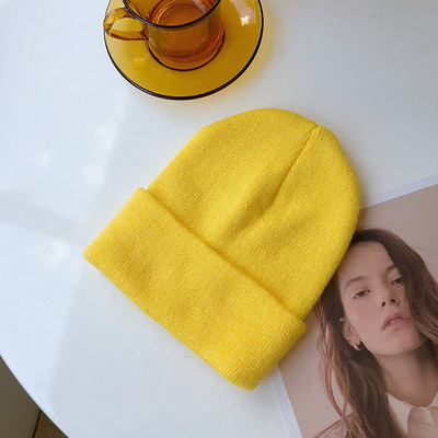 Egyszínű női sapka - kötött