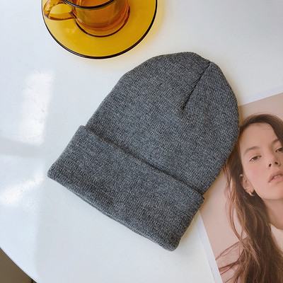 Egyszínű női sapka - kötött