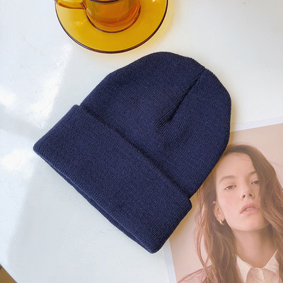 Egyszínű női sapka - kötött