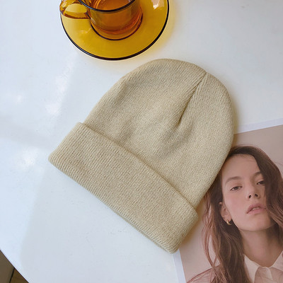 Egyszínű női sapka - kötött