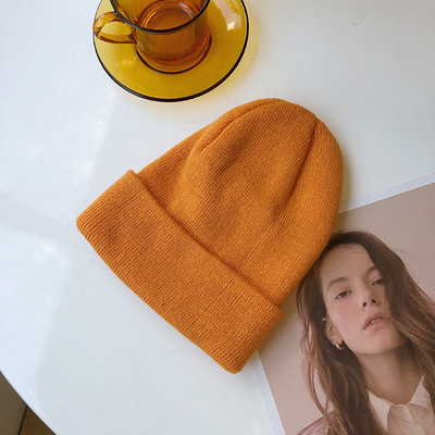 Egyszínű női sapka - kötött