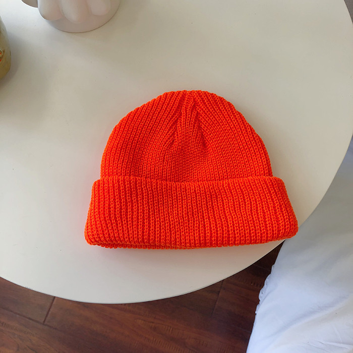 Egyszínű női sapka - kötött