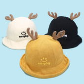 Női téli sapka hímzéssel és 3D elemekkel