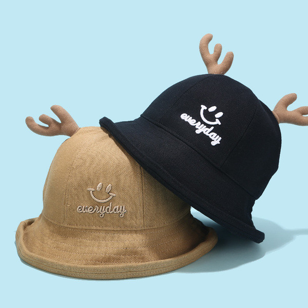 Női téli sapka hímzéssel és 3D elemekkel