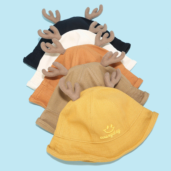 Női téli sapka hímzéssel és 3D elemekkel