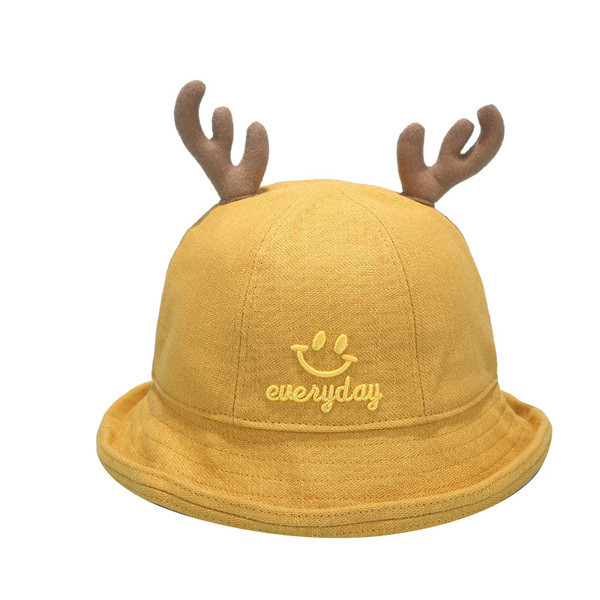 Női téli sapka hímzéssel és 3D elemekkel