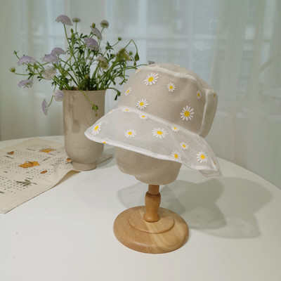 Nyári női sapka hálóból, rojtokkal és virágmotívumokkal