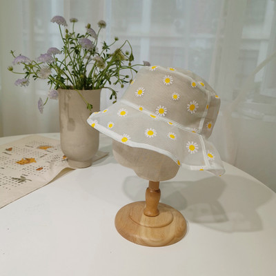 Nyári női sapka hálóból, rojtokkal és virágmotívumokkal