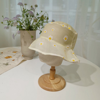 Nyári női sapka hálóból, rojtokkal és virágmotívumokkal