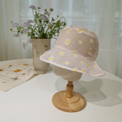 Nyári női sapka hálóból, rojtokkal és virágmotívumokkal