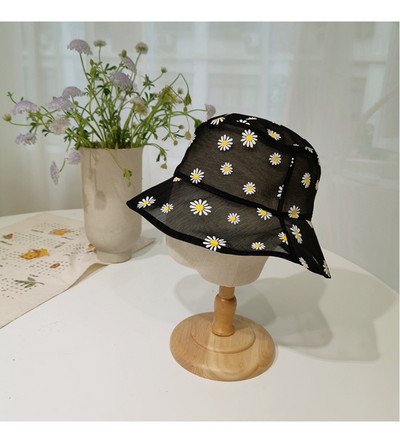 Nyári női sapka hálóból, rojtokkal és virágmotívumokkal