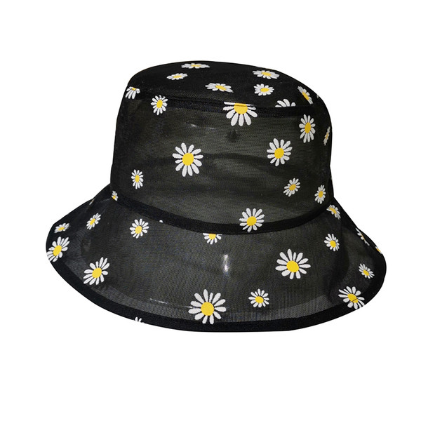 Nyári női sapka hálóból, rojtokkal és virágmotívumokkal