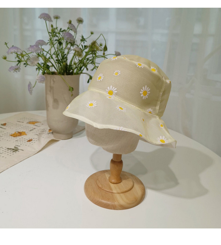 Nyári női sapka hálóból, rojtokkal és virágmotívumokkal