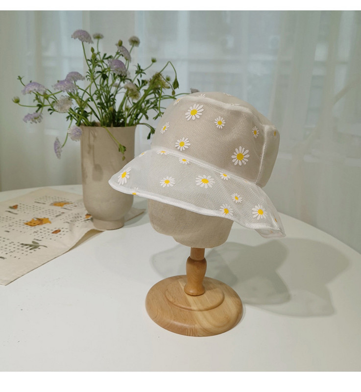 Nyári női sapka hálóból, rojtokkal és virágmotívumokkal