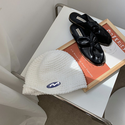 Őszi-téli női sapka emblémával