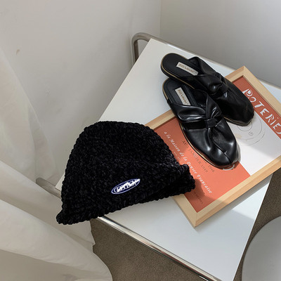 Őszi-téli női sapka emblémával