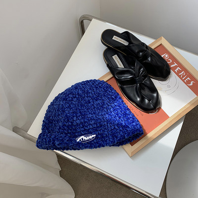 Őszi-téli női sapka emblémával