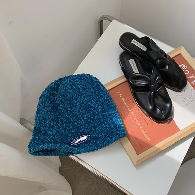 Őszi-téli női sapka emblémával