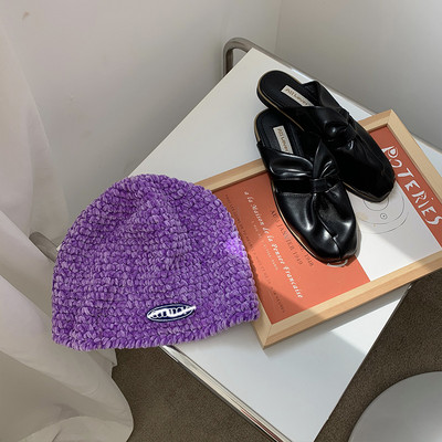 Őszi-téli női sapka emblémával