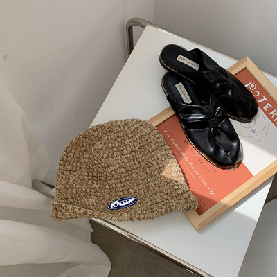 Őszi-téli női sapka emblémával