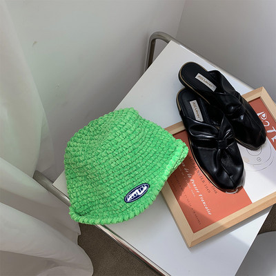 Őszi-téli női sapka emblémával