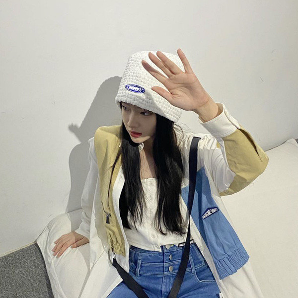 Őszi-téli női sapka emblémával