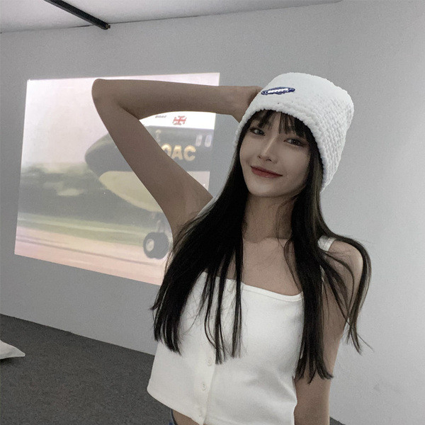 Őszi-téli női sapka emblémával