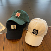 Sport-alkalmi női sapka napellenzővel és emblémával