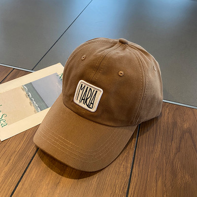 Sport-alkalmi női sapka napellenzővel és emblémával