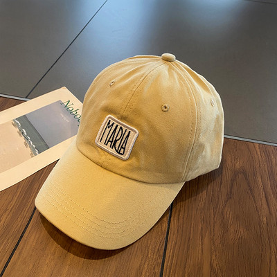 Sport-alkalmi női sapka napellenzővel és emblémával