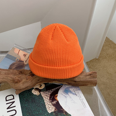 Mindennapi egyszínű női sapka