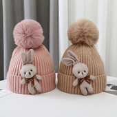 Kötött női sapka pomponnal és 3D elemmel