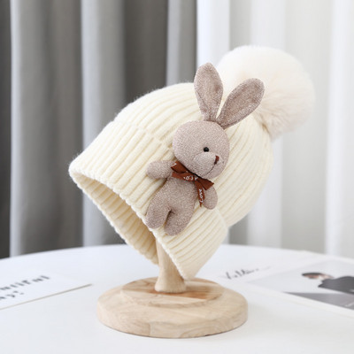 Kötött női sapka pomponnal és 3D elemmel