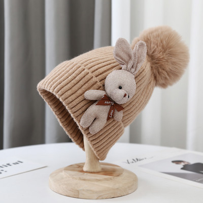 Kötött női sapka pomponnal és 3D elemmel