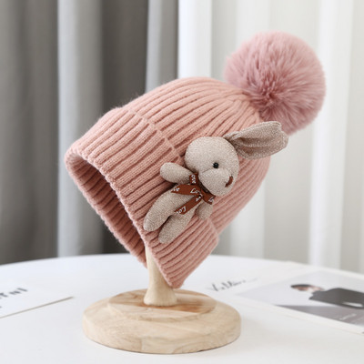 Kötött női sapka pomponnal és 3D elemmel