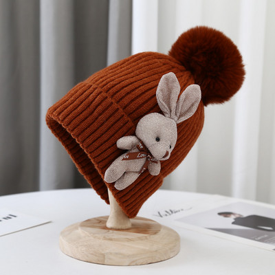 Kötött női sapka pomponnal és 3D elemmel