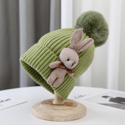 Kötött női sapka pomponnal és 3D elemmel