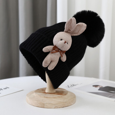 Kötött női sapka pomponnal és 3D elemmel