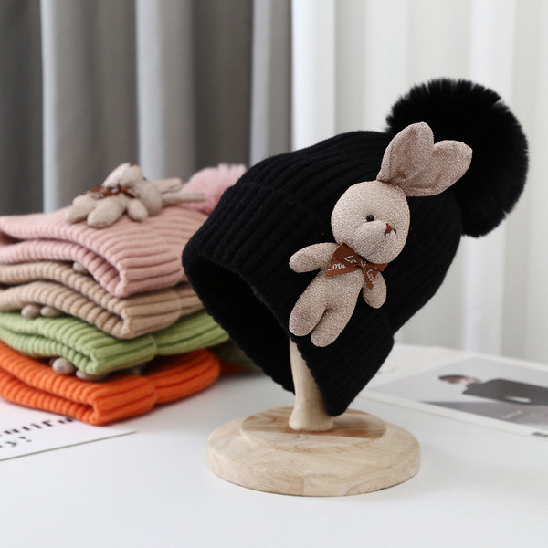 Kötött női sapka pomponnal és 3D elemmel