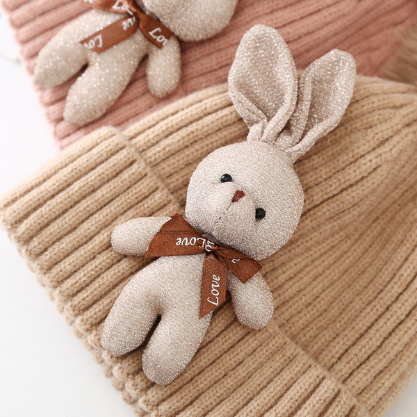 Kötött női sapka pomponnal és 3D elemmel