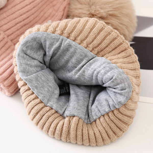 Kötött női sapka pomponnal és 3D elemmel