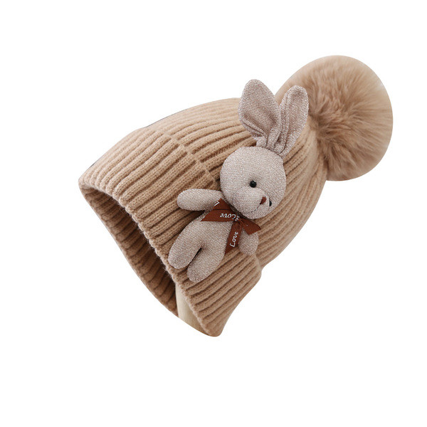 Kötött női sapka pomponnal és 3D elemmel