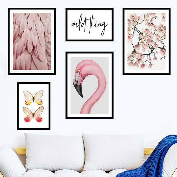 Sienų apdaila su gėlėmis ir flamingais