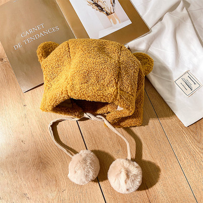 Új modell női sapka füles, pehelypomponokkal