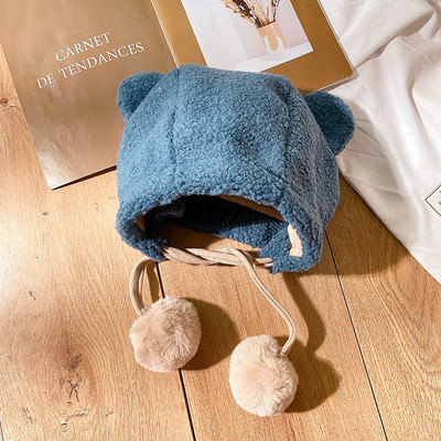 Új modell női sapka füles, pehelypomponokkal